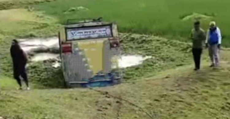 জগন্নাথপুরে নিয়ন্ত্রন হারিয়ে যাত্রীবাহী বাস খাদে