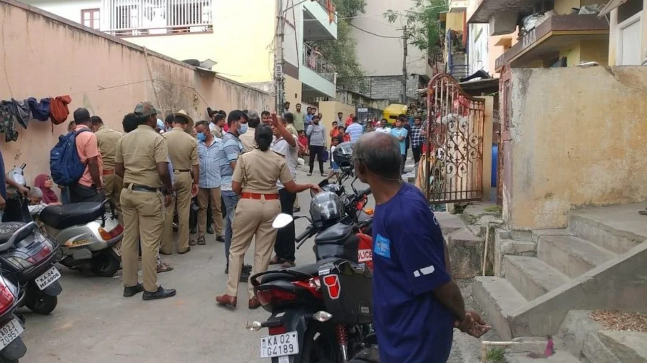 ফ্রিজে মিলল ৩০ খণ্ডের ম র দে হ