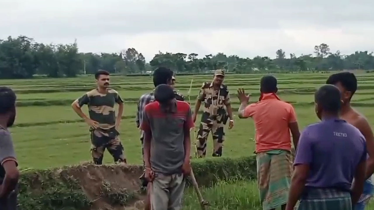  সী মা ন্তে পাগল যুবককে পুশইনে বা*ধা, ৬ গরু নিয়ে গেল বি এস এফ