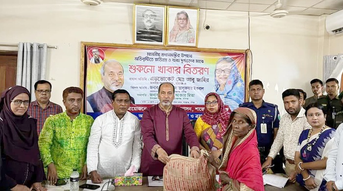 শায়েস্তাগঞ্জে বৃষ্টিতে ক্ষতিগ্রস্ত ও বন্যা দুর্গতদের মাঝে শুকনো খাবার বিতরণ