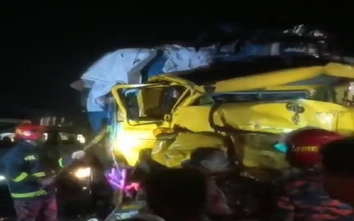 নবীগঞ্জে  বাস-ট্রাকের মুখোমুখি সংঘ*র্ষে চালক নিহ*ত, আহ*ত ১০