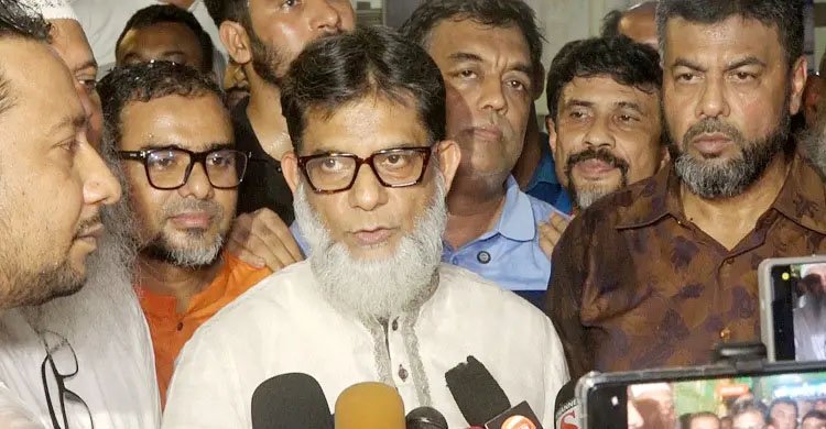 মহানগর এক্সপ্রেসে চড়ে গভীর রাতে ফেনীতে প্রতিমন্ত্রী