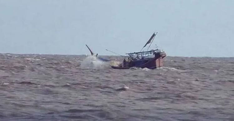 মেঘনায় জেলেদের ট্রলারডুবি, ৬ জন উদ্ধার