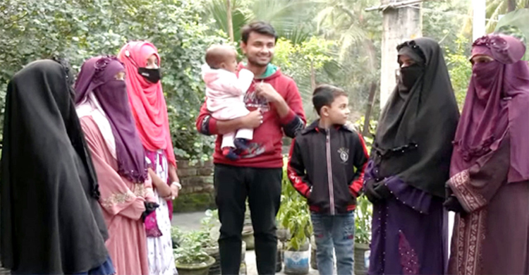 ৪ স্ত্রীকে নিয়ে এক ছাদের নিচে সুখের সংসার