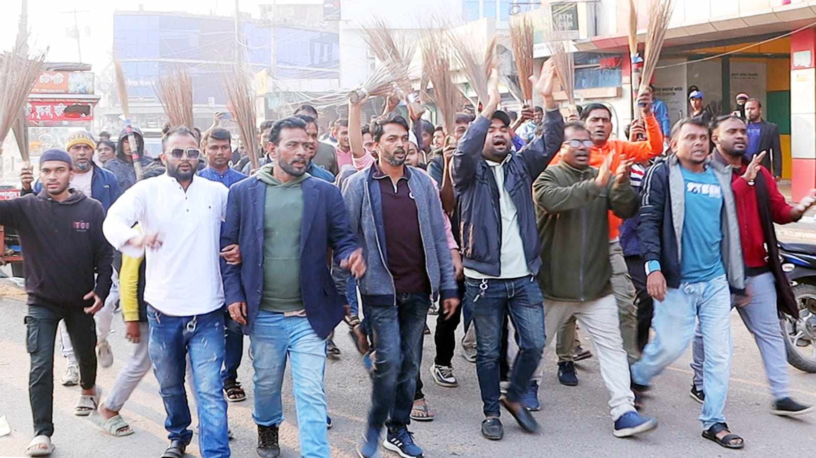 নবীগঞ্জ থানার ওসির অ প সা র ণের দাবীতে ঝাড়ু মি ছি ল