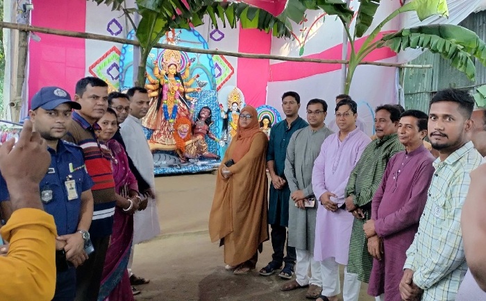 শান্তিগঞ্জে পূজামণ্ডপ পরিদর্শনে জেলা প্রশাসক 