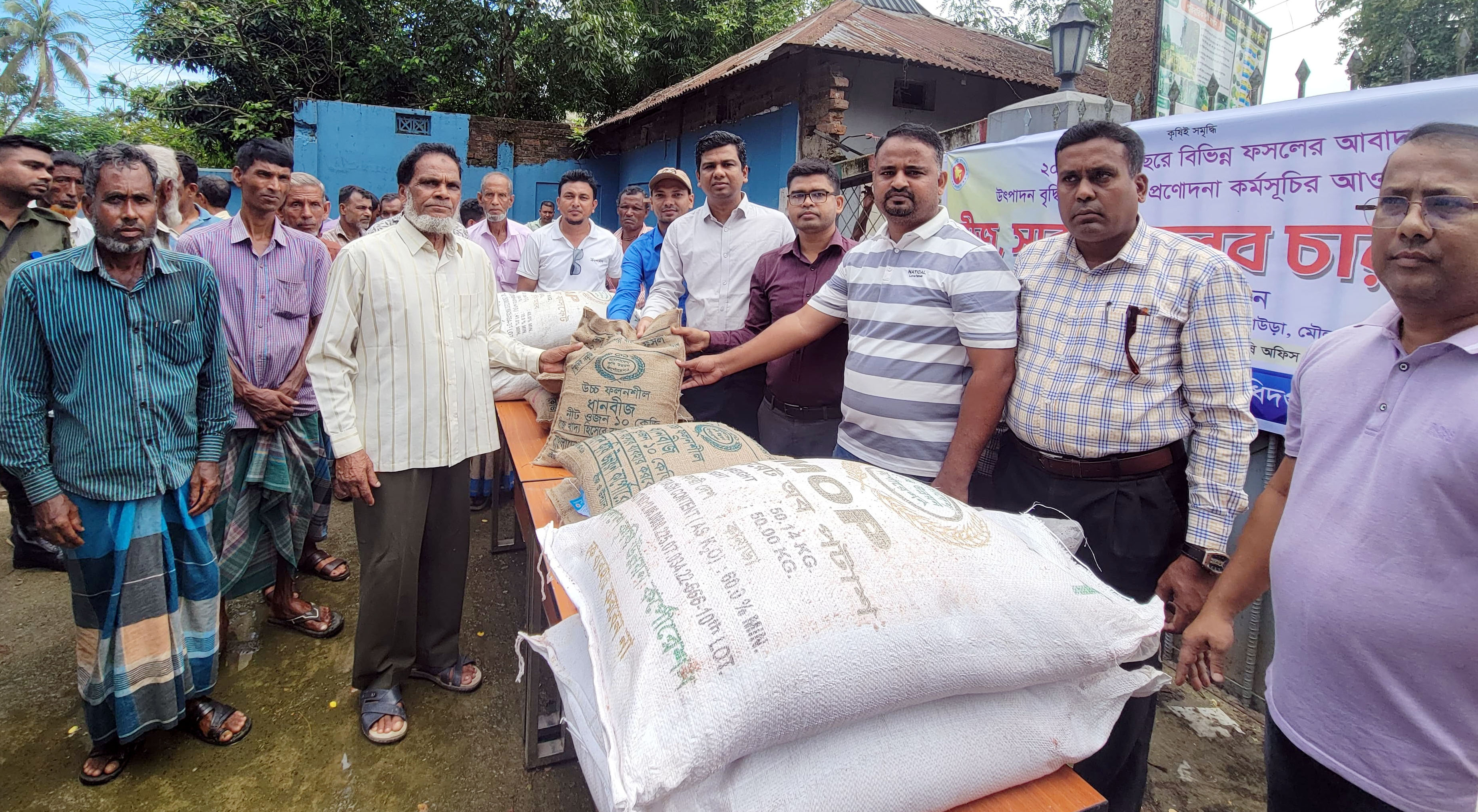 মৌলভীবাজারে কৃষককের মধ্যে বিনামূল্যে বীজ, সার ও ফলের চারা বিতরণ