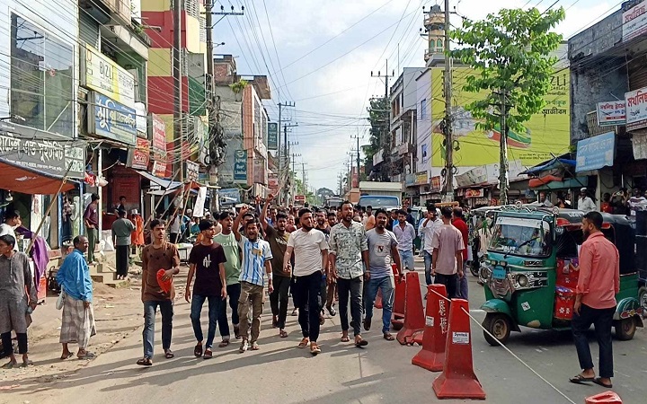 কুলাউড়ায় শ্রমিকদের সড়ক অ*বরোধ
