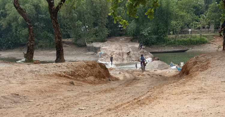 সোনাই নদী দখল করে বাঁ ধ নির্মাণ করে অবাধে চলছে চাঁদাবাজি