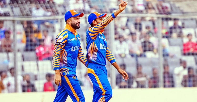 হঠাৎ মাঠে ঢুকে মিরাজকে জা প টে ধরলেন এক ভক্ত