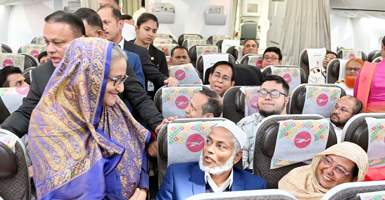 বিমান যাত্রীদের সঙ্গে প্রধানমন্ত্রীর কুশল বিনিময়