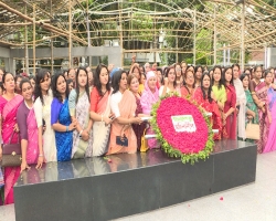 প্রতিবার্ষিকীতে বঙ্গবন্ধুর প্রতিকৃতিতে যুব মহিলা লীগের শ্রদ্ধা