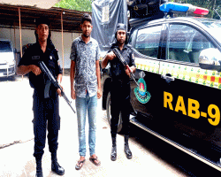 ব্ল্যাক টিকিটসহ কালোবাজারি চক্রের মূলহোতা গ্রেফতার