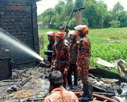 মাধবপুরে পুড়ে ছাঁই পাঁচটি দোকান 