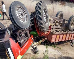 হবিগঞ্জে বালু বোঝাই ট্রাক্টর উল্টে প্রাণ গেল যুবকের