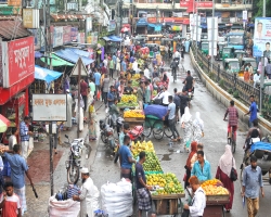 হকারদের দখলে ফুটপাত, পদে পদে ভোগান্তি