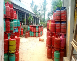 হবিগঞ্জে ঝুঁকিপূর্ণ পরিবেশে গ্যাস সিলিন্ডার রমরমা ব্যবসা