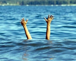 বাঁচতে শিশু দুটি একে অন্যের হাত ধরেছিল