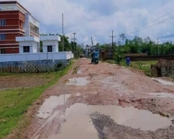 কানাইঘাটের সড়ক যেন ‘মরণফাঁদ’উন্নয়নে অনিয়মের দায় কার?
