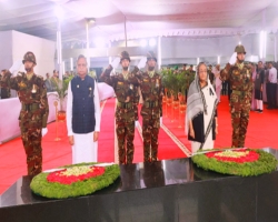 জাতির পিতার প্রতিকৃতিতে রাষ্ট্রপতি ও প্রধানমন্ত্রীর শ্রদ্ধা 