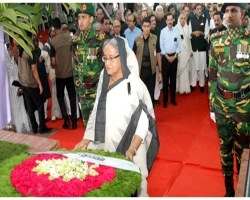 গ্রেনেড হামলায় শহীদদের স্মরণে প্রধানমন্ত্রীর শ্রদ্ধা 