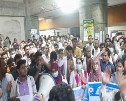 পোস্ট-গ্র্যাজুয়েট চিকিৎসকদের আন্দোলনে উত্তাল বিএসএমএমইউ
