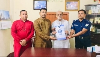 শিক্ষক দিবস উপলক্ষে শিক্ষককে পুলিশ সুপারের উপহার 