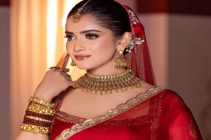 বধূ সাজে তানজিন তিশা, এক শাকিব খান লিখলেন, ‘তুমি আমার ক্রাশ’