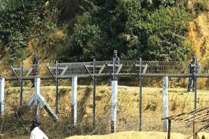 ওপারে গুলি-মর্টার শেলের শব্দ, এপারে আতঙ্ক