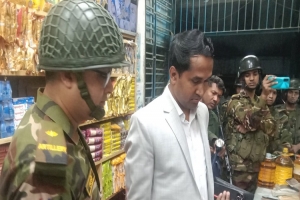 মৌলভীবাজারে মিললো সয়াবিন তেলের মজুত, দুই দোকানকে জ রি মা না