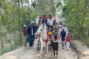 সুসজ্জিত ঘোড়ার গাড়িতে ইমামকে বিদায়