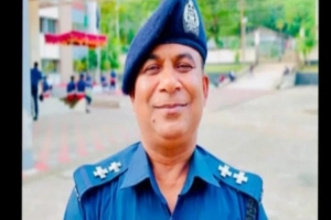 লোহাগাড়া থানার কোয়ার্টারে এসআই আজিজুল হকের মৃ*ত্যু লোহাগাড়া থানার কোয়ার্টারে এসআই আজিজুল হকের মৃ*ত্যু