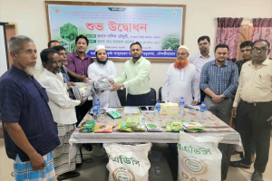 বড়লেখায় কৃষক-কৃষাণীরা বিনামূল্যে  পাচ্ছে শীতকালীন সবজি বিজ ও সার