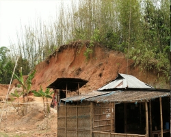 টিলার পাদদেশে ঝুঁকি নিয়ে বসবাস