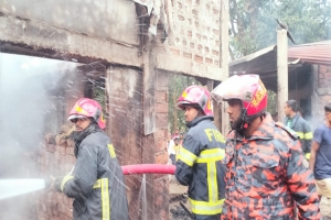 রাজনগর রান্নার ঘর থেকে আ গু ন পাঁচ লক্ষ টাকার ক্ষতি