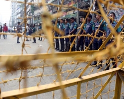 বিএনপির কার্যালয়ের সামনে কাঁটাতারের ব্যারিকেড