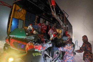 নবীগঞ্জে ট্রাকের পেছনে বাসের ধা ক্কা, নি হ ত ২