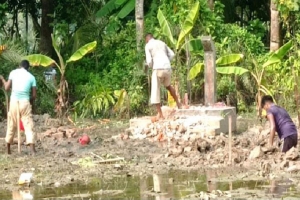 স্কুলের শহীদ মিনার ভে ঙে টয়লেট নির্মাণ