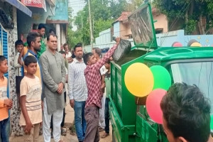 কুলাউড়ায় ভ্রাম্যমাণ গাড়ি দিয়ে বর্জ্য সংগ্রহে ব্যাপক সাড়া 