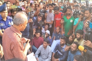  শিক্ষার্থীদের তো*পের মুখে স্বরাষ্ট্র উপদেষ্টা