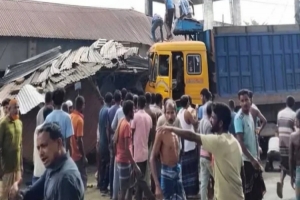 অটোরিকশাকে পেছন   থেকে ট্রাকের ধা*ক্কা, নি হ ত ৩