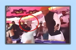 মঞ্চে নৌকার প্রার্থীকে জুতা দিয়ে মারলেন দলীয় কর্মী