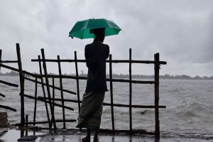 রাতের মধ্যে ১৫ অঞ্চলে ঝ ড়ে র আ*ভাস