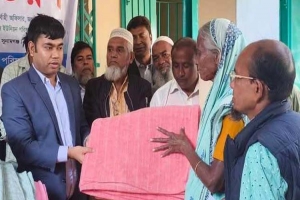 জগন্নাথপুরে প্রধান উপদেষ্টার পক্ষে থেকে শীতবস্ত্র বিতরণ