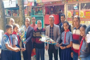দুই কর্মকর্তাকে বরণ করে নিলো স্কুল শিক্ষার্থীরা 