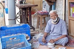 দই বেচে বই বিলানো জিয়াউল পাচ্ছেন একুশে পদক