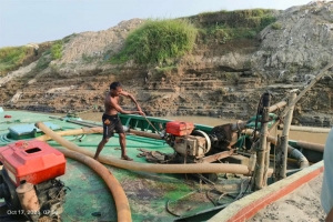 গোয়াইনঘাটে অবৈধ বালু উত্তোলনে অ ভি যা ন ৪ টি লিষ্টার মেশিন ধ্বংস ও জরিমানা গোয়াইনঘাটে অবৈধ বালু উত্তোলনে অ ভি যা ন ৪ টি লিষ্টার মেশিন ধ্বংস ও জরিমানা