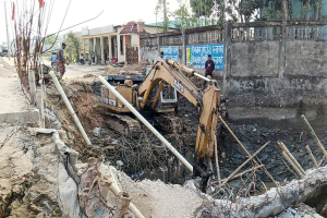 নির্মানাধীন ব্রিজের গাইডওয়াল ও মাটি ধসে যোগাযোগ ব্যবস্থা ব্যাহত