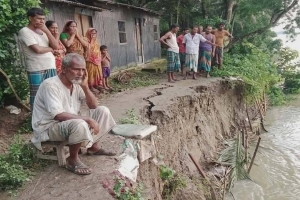 সব হা*রানোর শ*ঙ্কায় চার গ্রামের মানুষ সব হা*রানোর শ*ঙ্কায় চার গ্রামের মানুষ