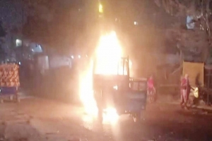 নারায়ণগঞ্জে পিকআপে অগ্নিসংযোগ